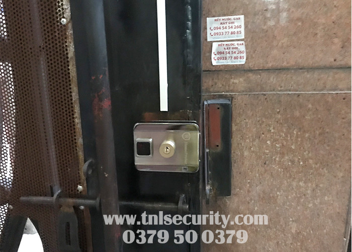 Lap-dat-khoa-cong-dien-tu-cho-nha-tro-tai-Nguyen-Minh-Hoang-Tan-Binh